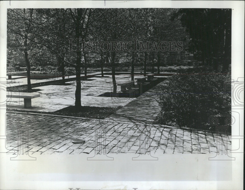 1971 Press Photo Rockefeller University Courtyard - RRW53349 - Historic Images