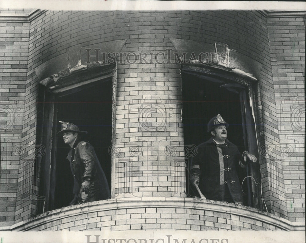 1976 Press Photo Apartment Firefighter Fire Sheridan - RRW53361 - Historic Images