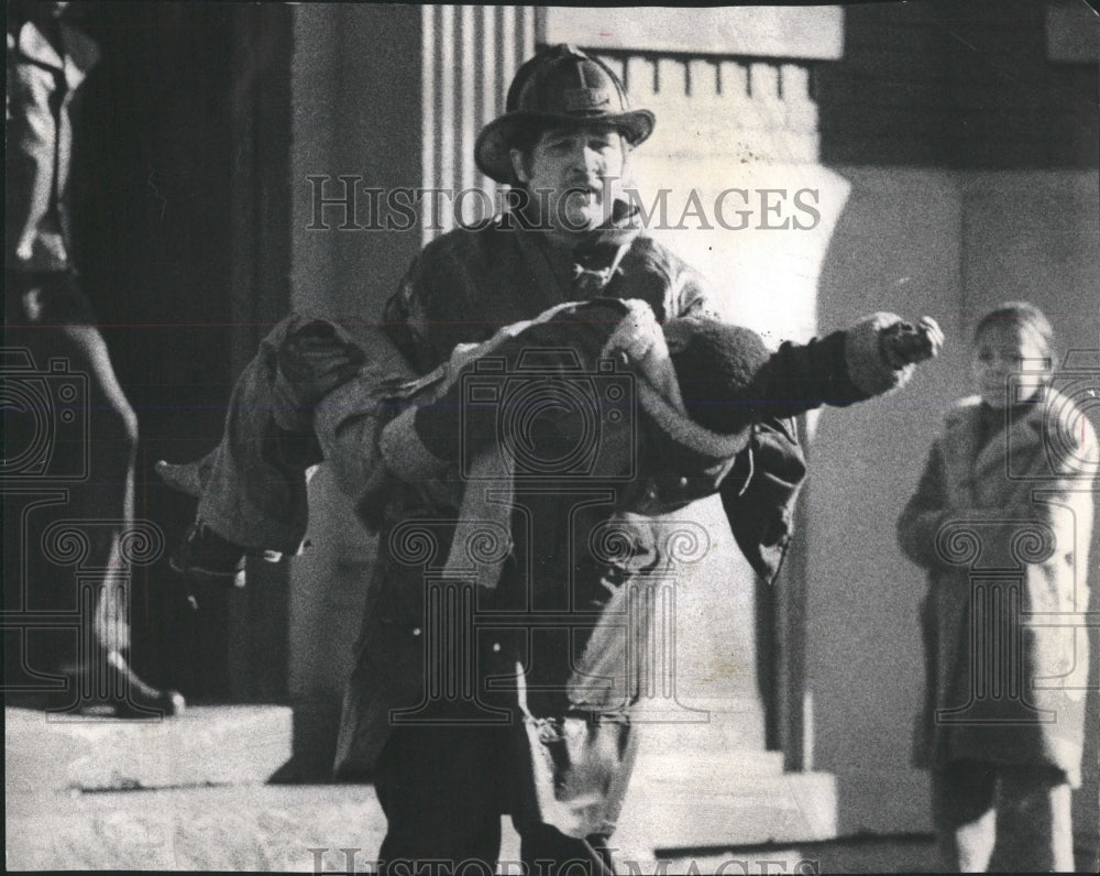 1974 Press Photo Fireman Provident Hospital Chicago - RRW53391 - Historic Images