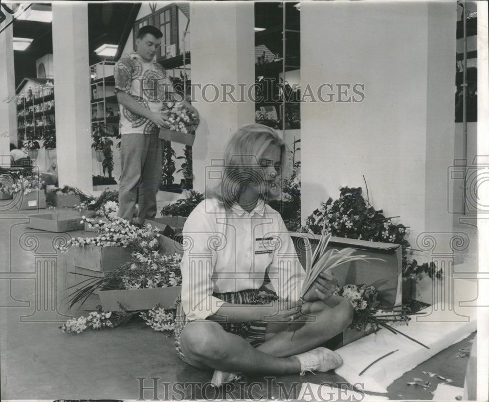 1962 Press Photo Al Albrecht and Nancy Mikolas Decorate - RRW53419 - Historic Images