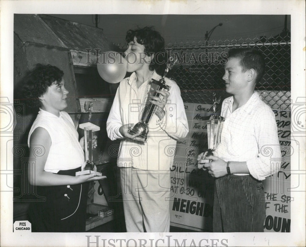 1958 Press Photo Carol Pfarr wins bubble blowing Contes - RRW53433 - Historic Images