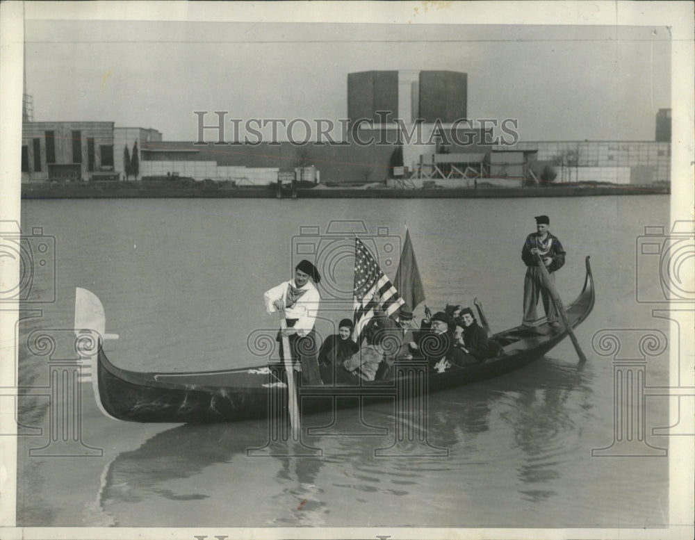 1933 Press Photo Visitors Gondoliers - RRW53451 - Historic Images