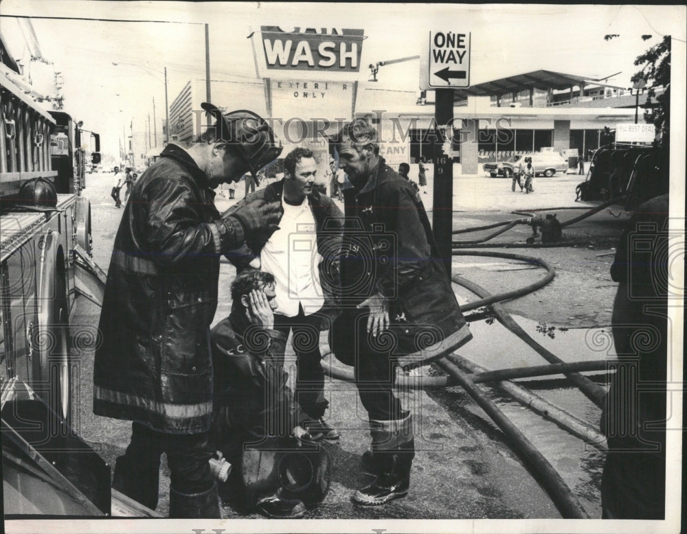 1975 Press Photo Chicago Firemen - RRW53489 - Historic Images