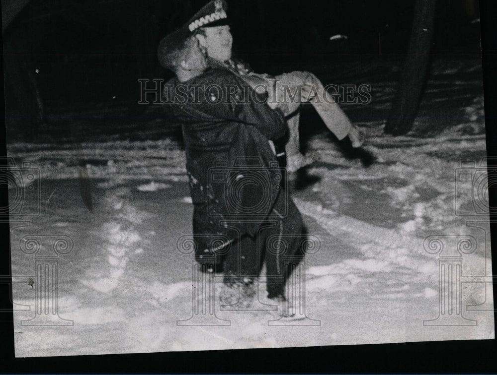 1969 Press Photo Policeman Resident Burning House - RRW53549 - Historic Images