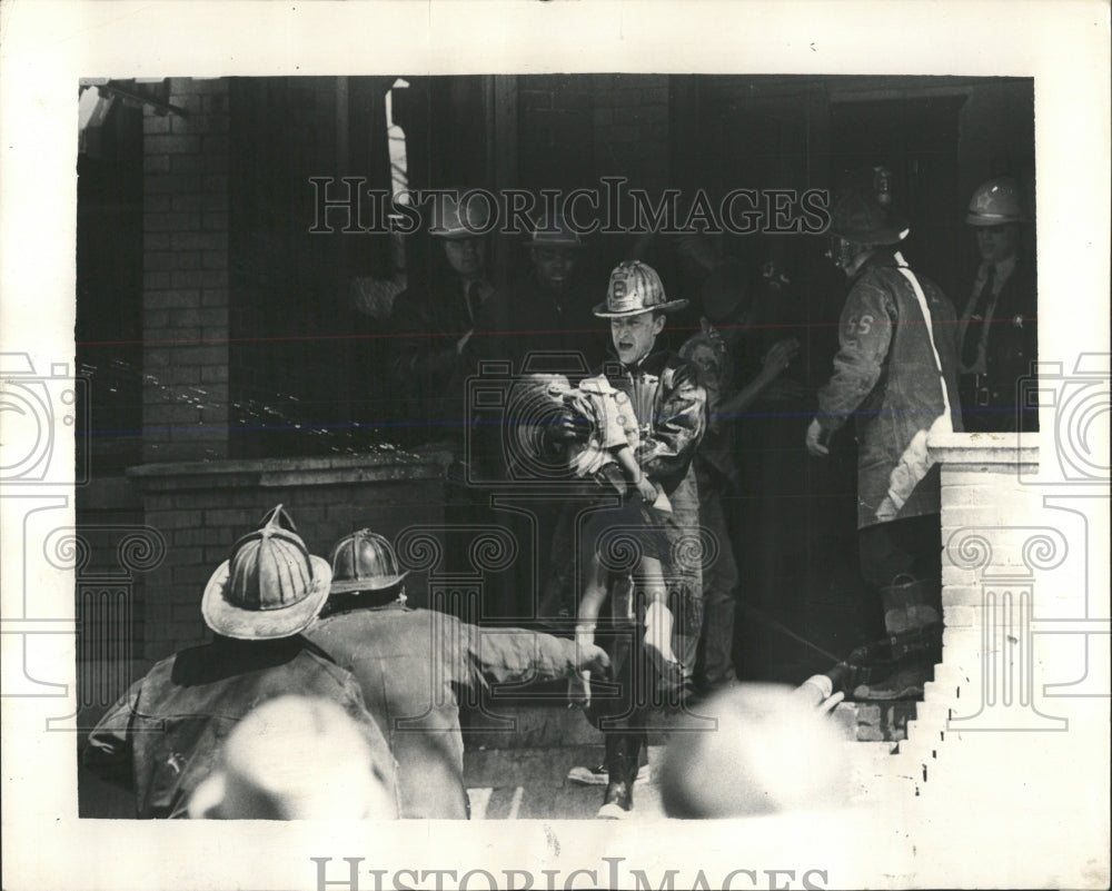 1968 Press Photo Fireman Fire Victim South Ingleside - RRW53555 - Historic Images