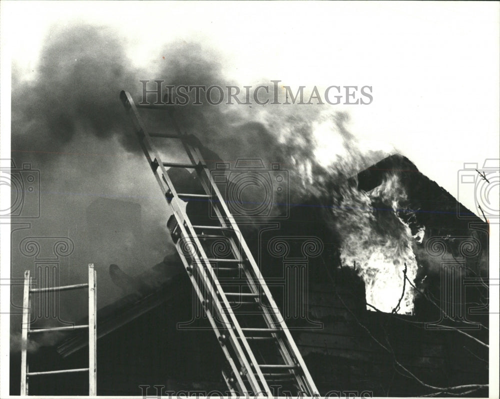 1960 Press Photo Chicago House Fire Ventilation Flames - RRW53589 - Historic Images