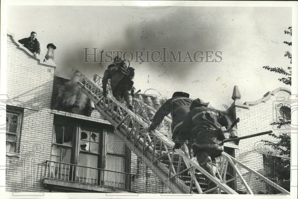 1979 Press Photo West End Chicago Apartment Fire - RRW53617 - Historic Images