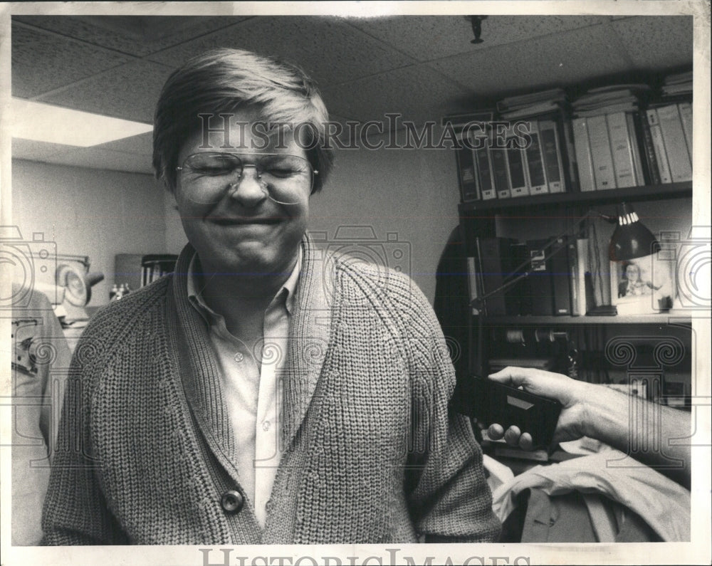 1984 Press Photo Reporter Dan Ruth Stun Gun - RRW53709 - Historic Images