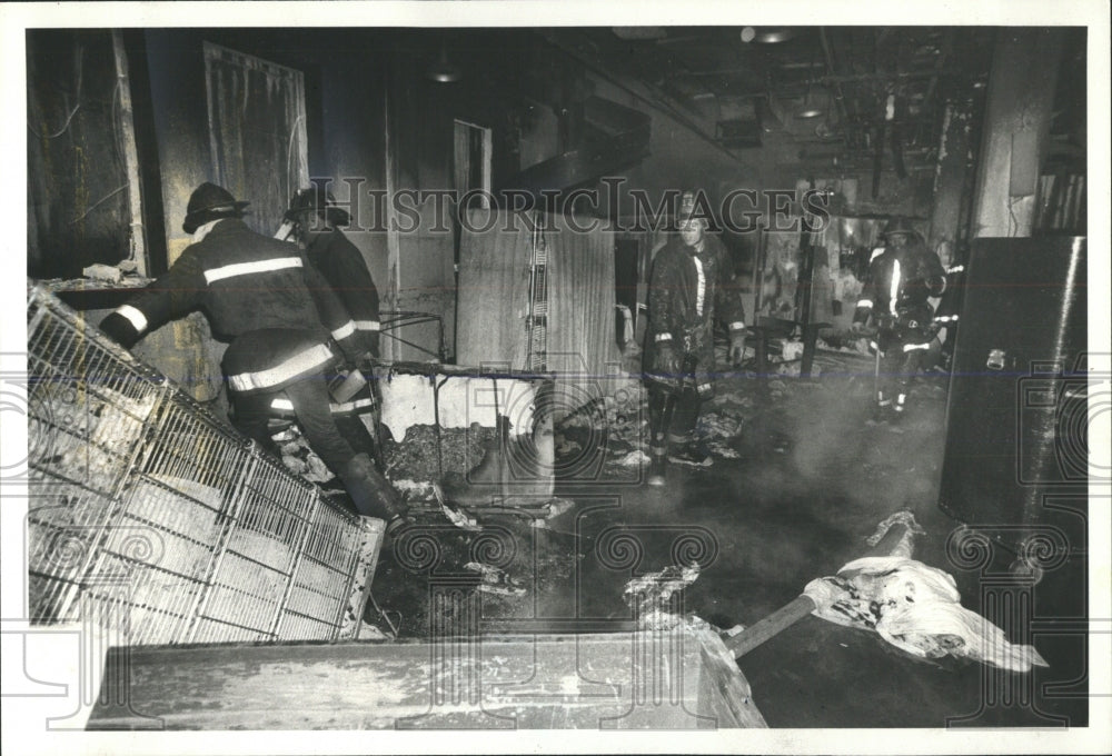 1981 Press Photo Firemen Cook County Hospital Fire - RRW53717 - Historic Images