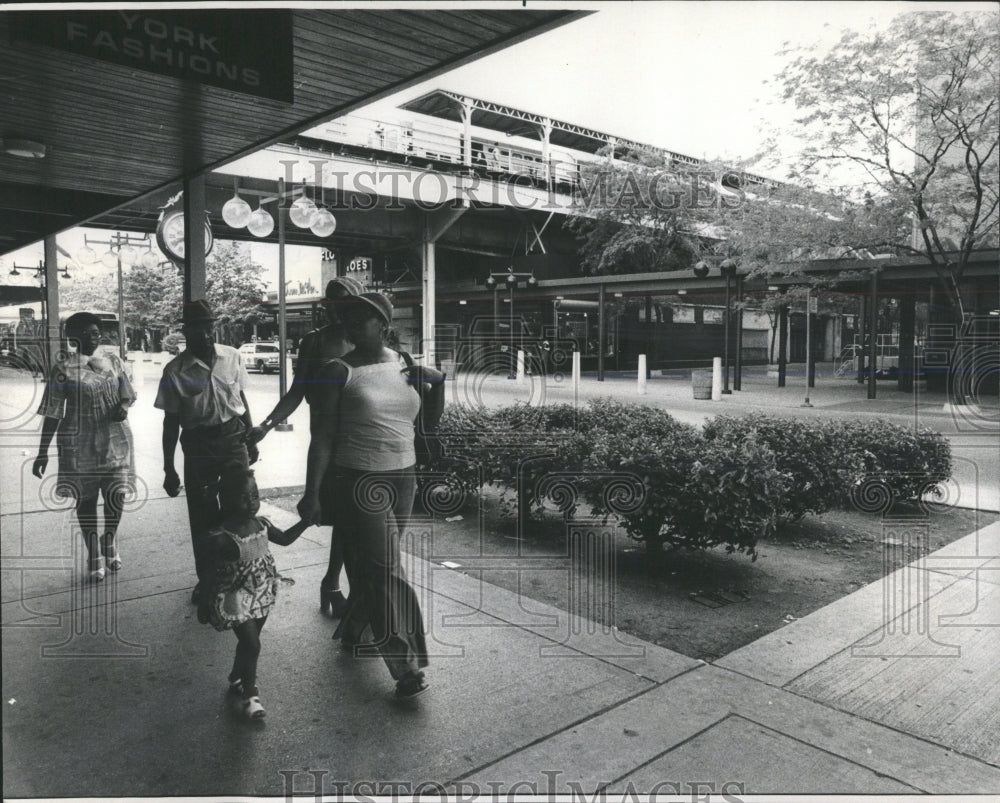 1977 Press Photo Englewood Shopping Concourse - RRW53783 - Historic Images