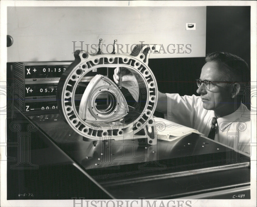 1972 Press Photo Bendix Corp. Wankel Engine Rotor - RRW53795 - Historic Images