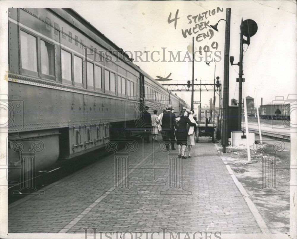 1946 Press Photo Englewood Union Station Passenger - RRW53803 - Historic Images