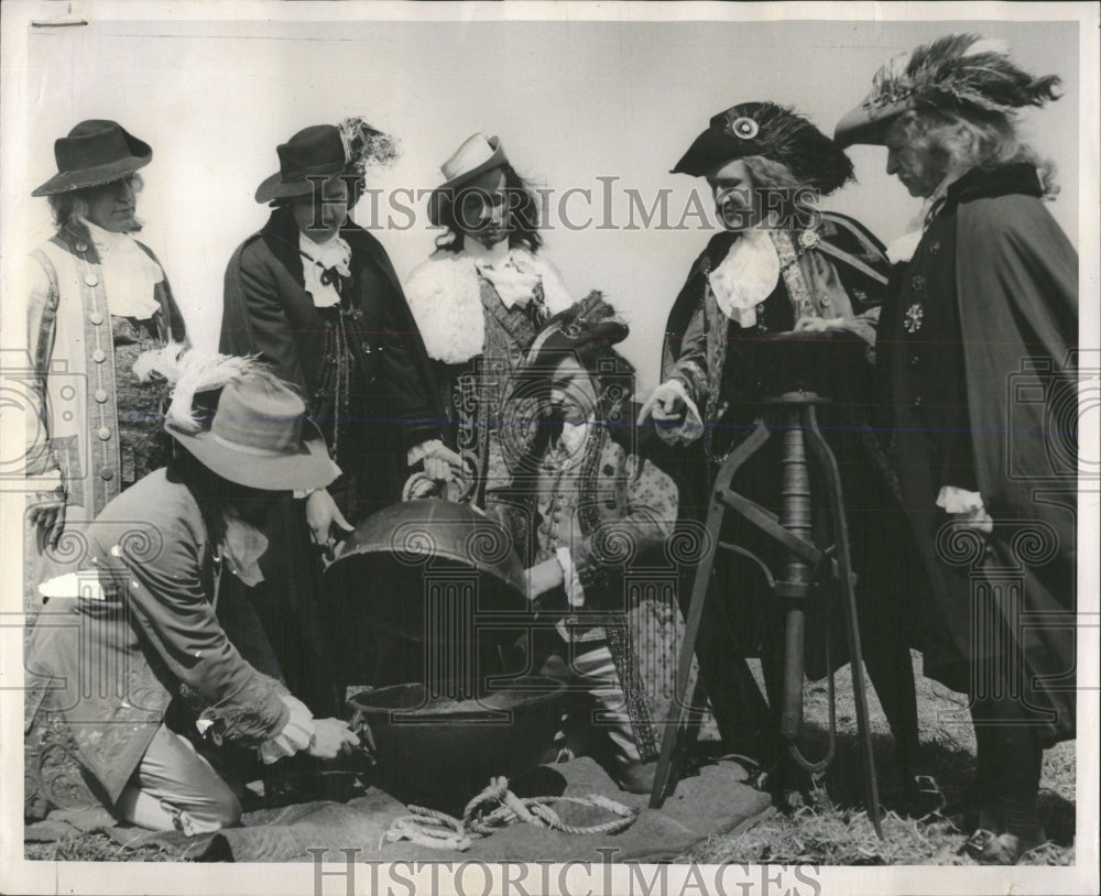 1955 Press Photo Reenactment Madgeburg Vacuum Exp - RRW53953 - Historic Images