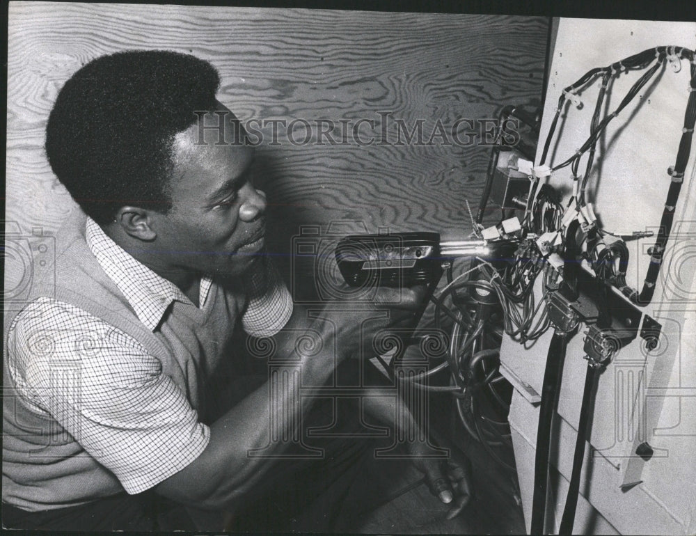 1970 Press Photo Enrico Fermi Lab Man Working Tech - RRW53971 - Historic Images