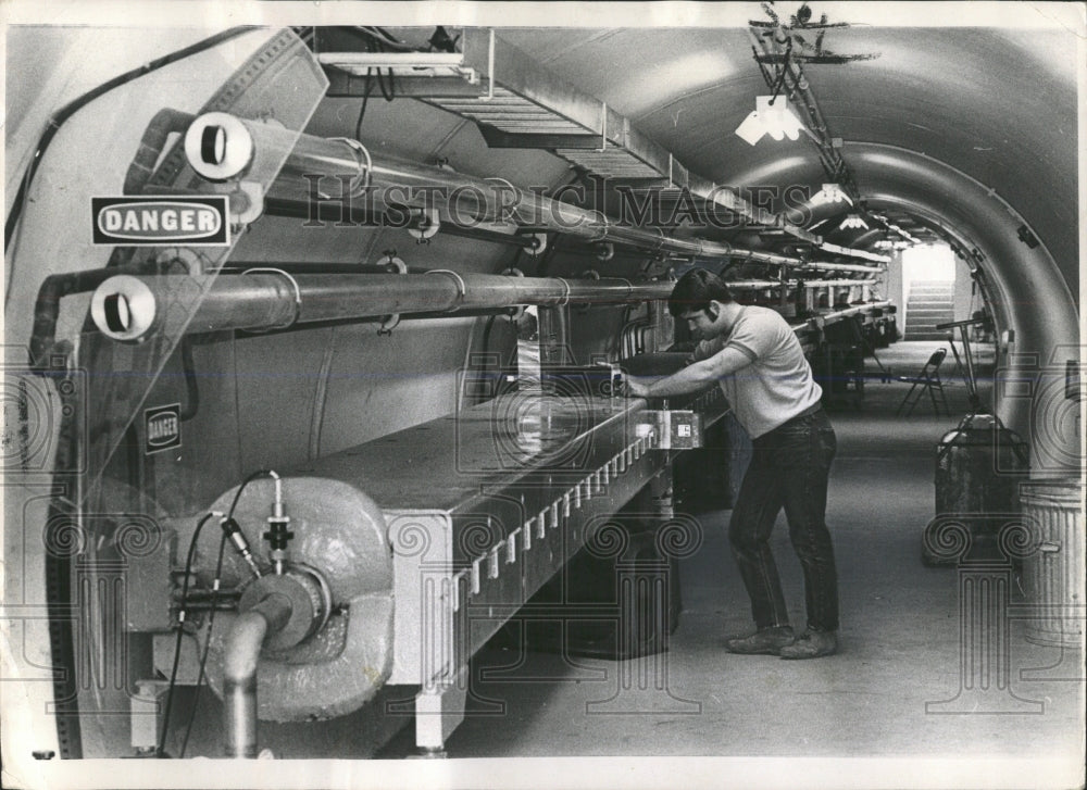 1970 Press Photo Technician Tom Rethbun Work Main Ring - RRW53991 - Historic Images