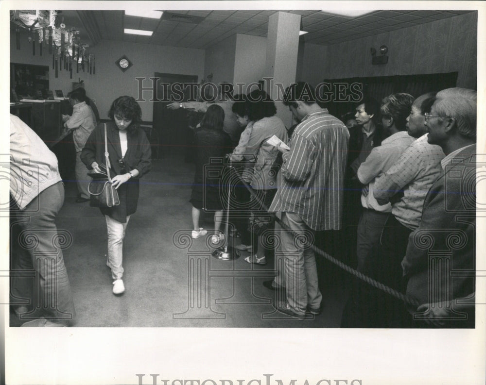 1988 Press Photo Elmhurst Bank Long Line Customers - RRW54031 - Historic Images