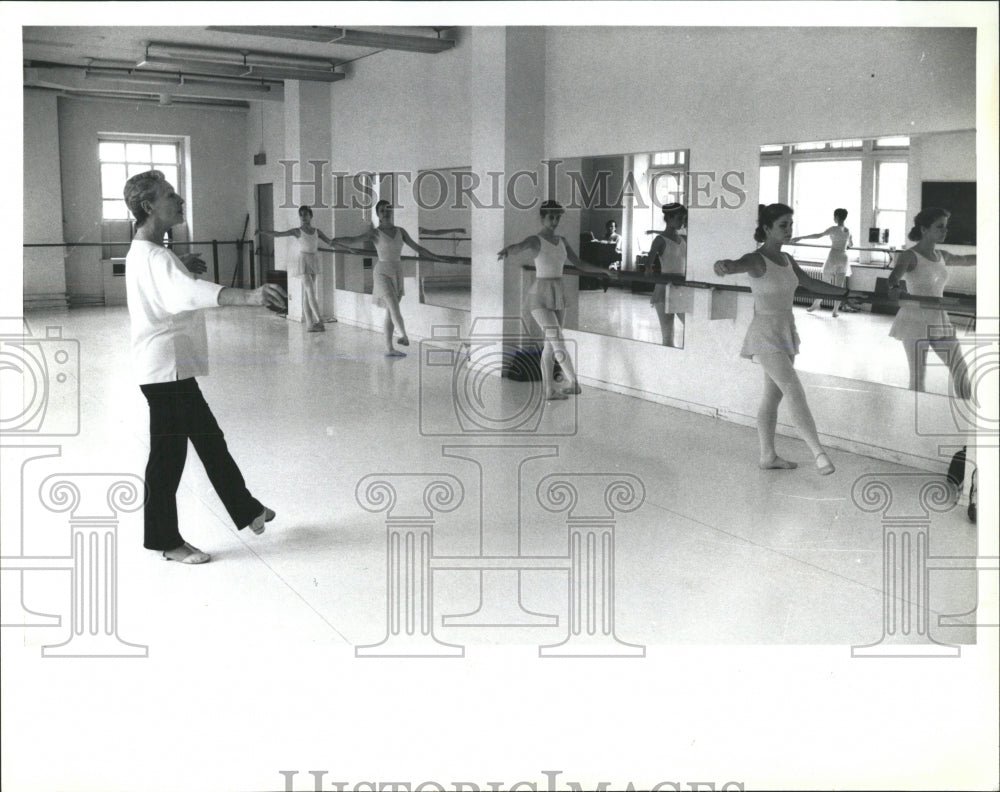 1990 Press Photo Du Boulay Ballet School Class Instruct - RRW54051 - Historic Images