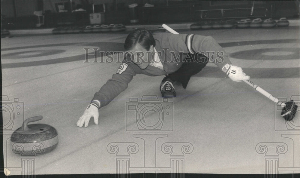 1987 Press Photo Kent Taubensee Curling Practice - RRW54247 - Historic Images
