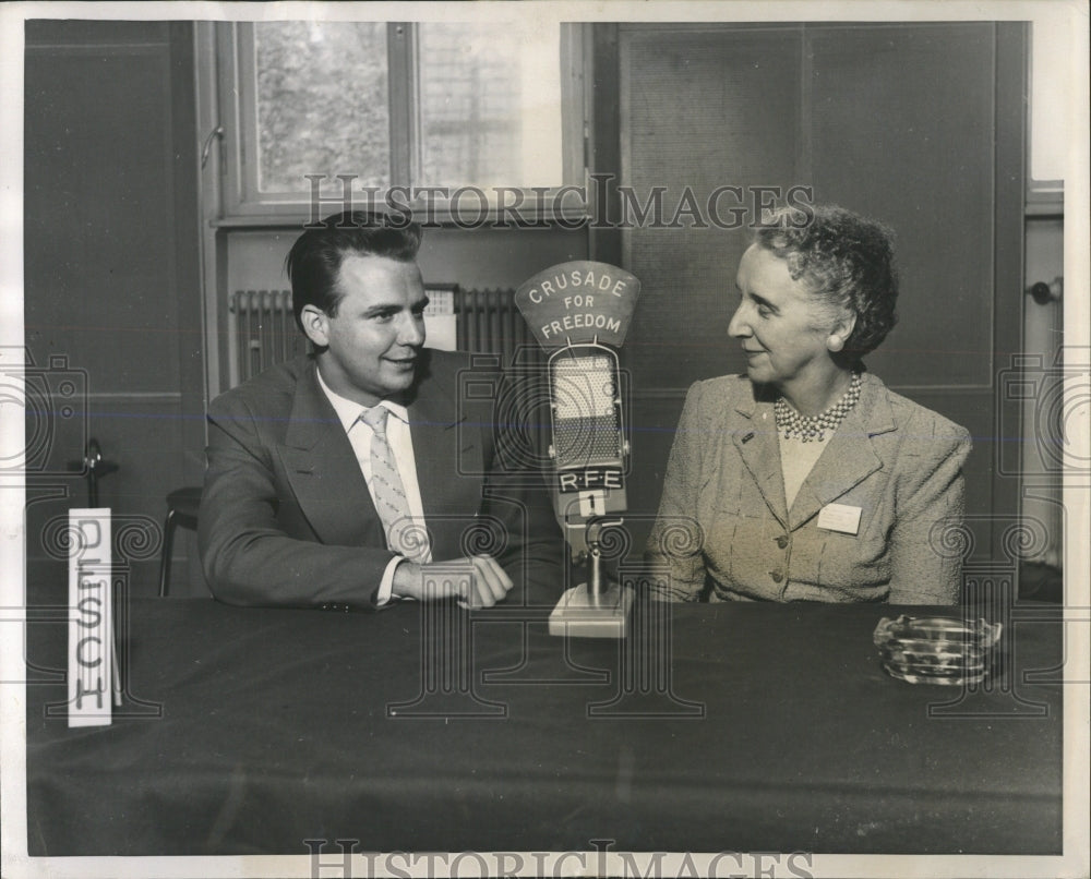 1955 Press Photo Mrs. August G. Desch Encourages - RRW54303 - Historic Images