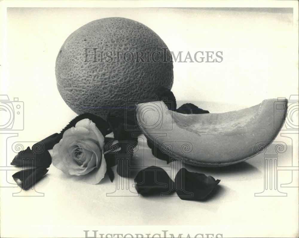 1987 Press Photo Cantaloupe rose petals salad vitamins - RRW54415 - Historic Images