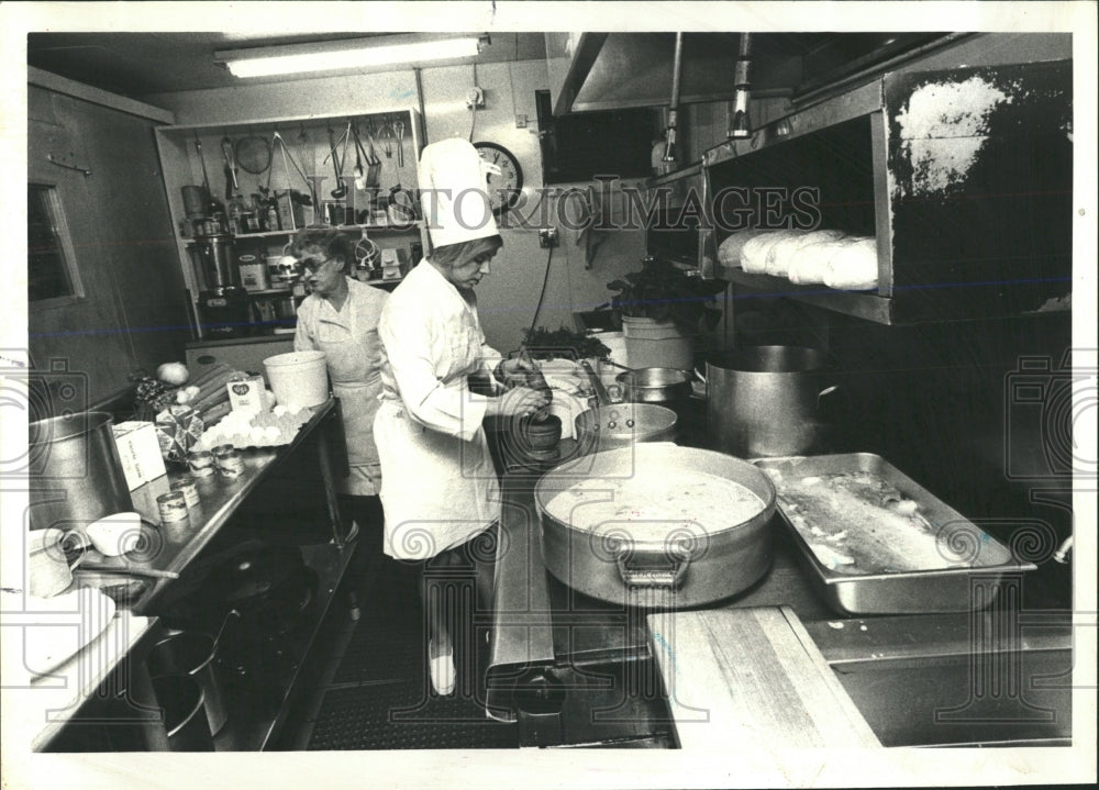 1980 Press Photo Cottage Restaurant Chef Carolyn Buster - RRW54425 - Historic Images