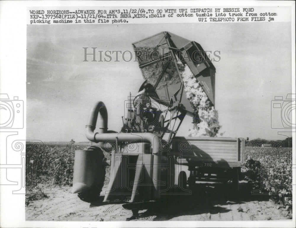 1964 Press Photo Cotton Truck Pickinig Machine - RRW54437 - Historic Images