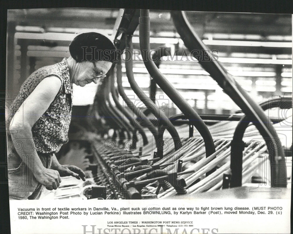 1981 Press Photo Cotton Textile Worker - RRW54439 - Historic Images