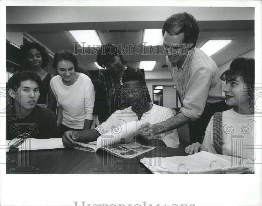 1993 Press Photo Roosevelt University Minority Students - RRW54461 - Historic Images