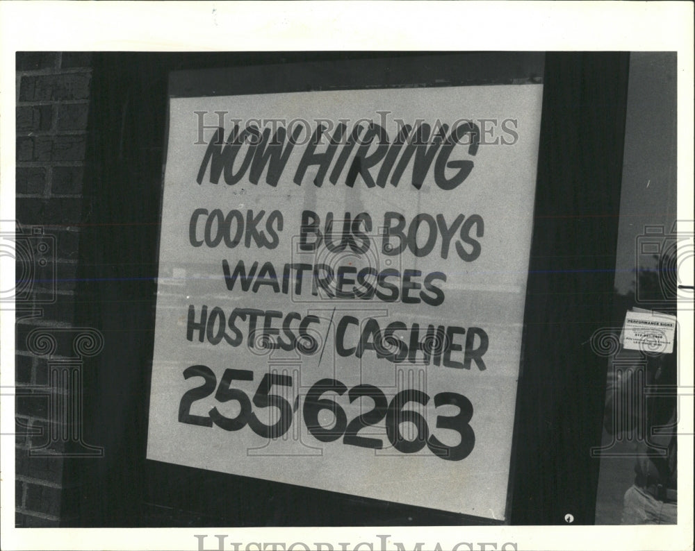 1987 Press Photo Employment Walker Brothers Restaurant - RRW54463 - Historic Images