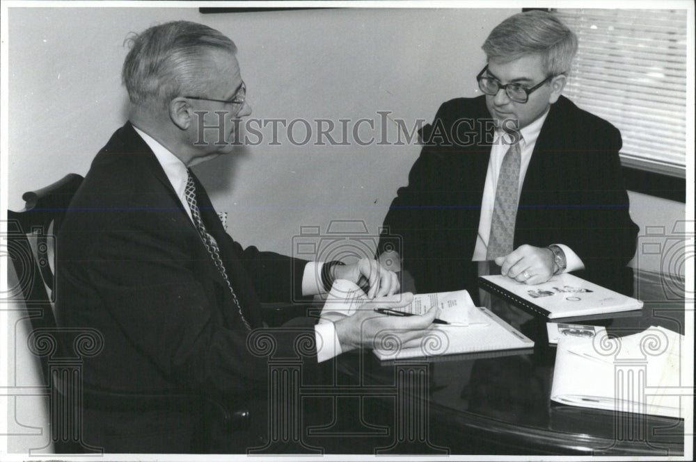 1993 Press Photo Donald Dvorak executive recrutier Hugh - RRW54465 - Historic Images