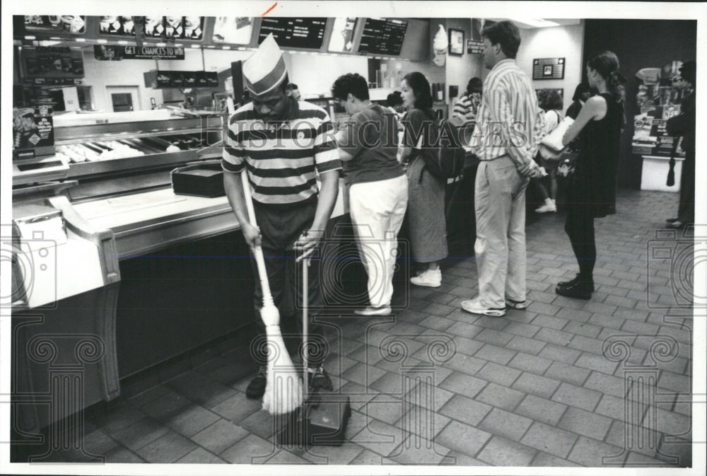 1993 Press Photo Eddie Oliver McDonald&#39;s Work Sweeping - RRW54491 - Historic Images