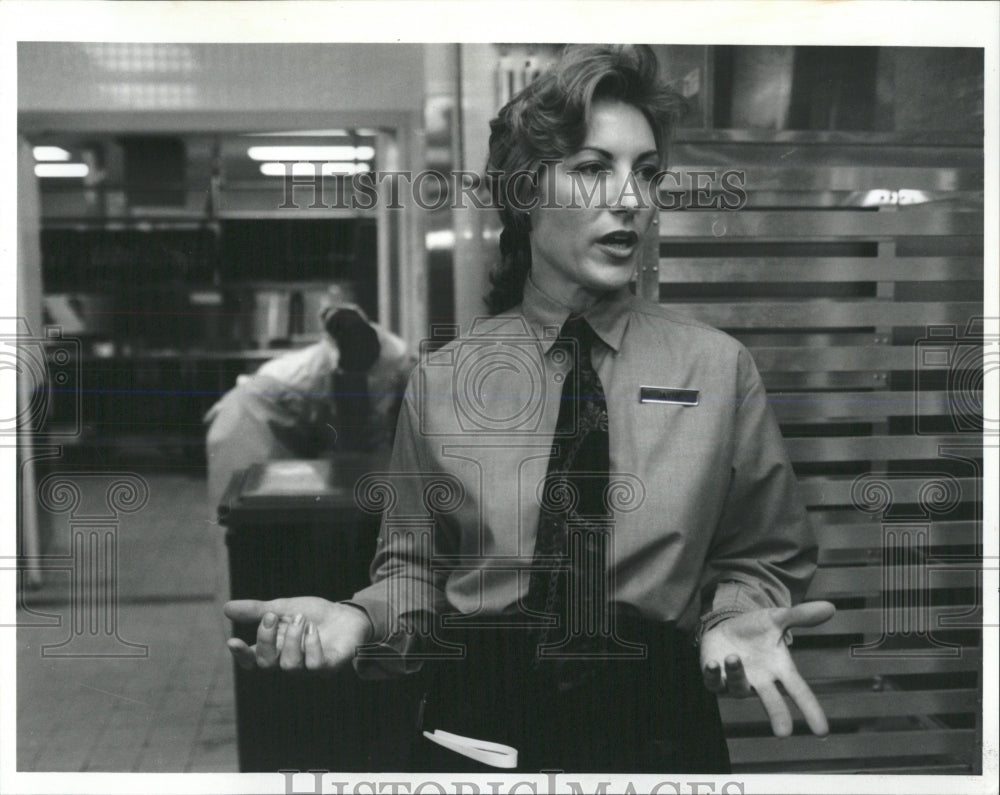 1992 Press Photo Sheraton Chicago Hotel &amp; Towers Waiter - RRW54497 - Historic Images