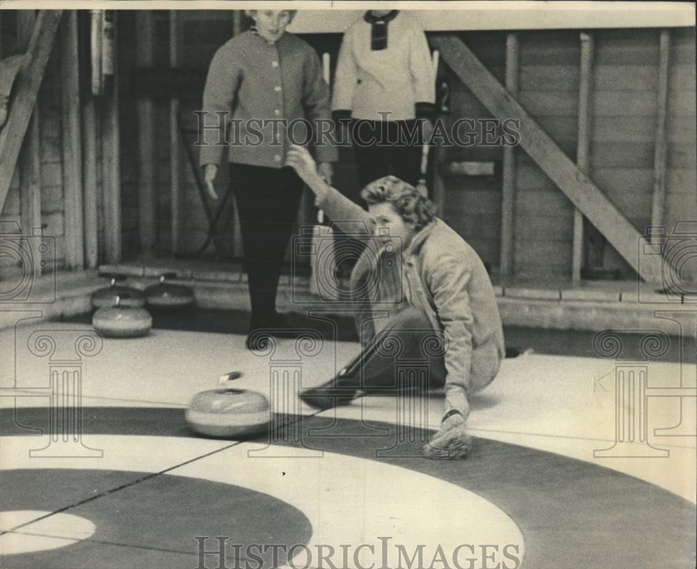 1964 Press Photo Mrs. R.F. Underwood Curling - RRW54553 - Historic Images