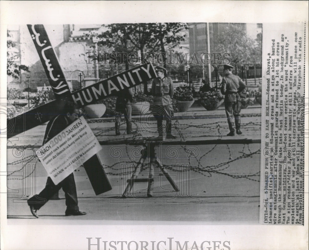 1961 Press Photo Edmond Khayat Brandenburg Gate - RRW54573 - Historic Images