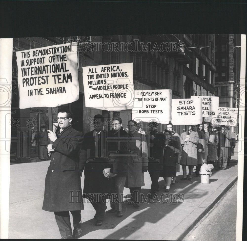 1960 Press Photo Pickets Michigan &amp; Madison Tourist - RRW54577 - Historic Images