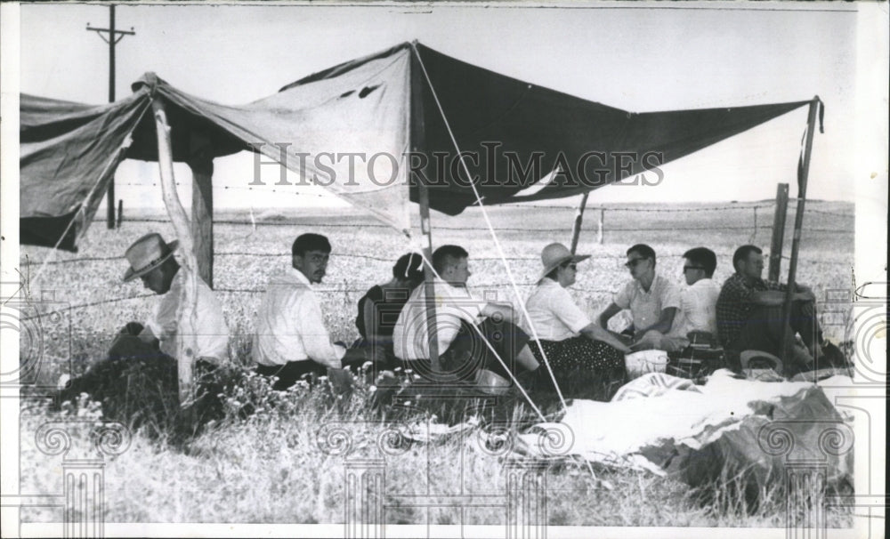 1958 Press Photo Ten persons Wyoming plains pray peace - RRW54585 - Historic Images