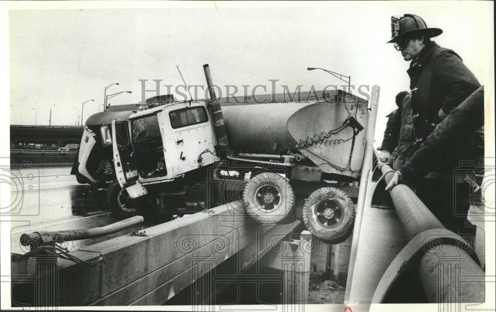 1981 Press Photo tanker truch containing expressway - RRW54735 - Historic Images