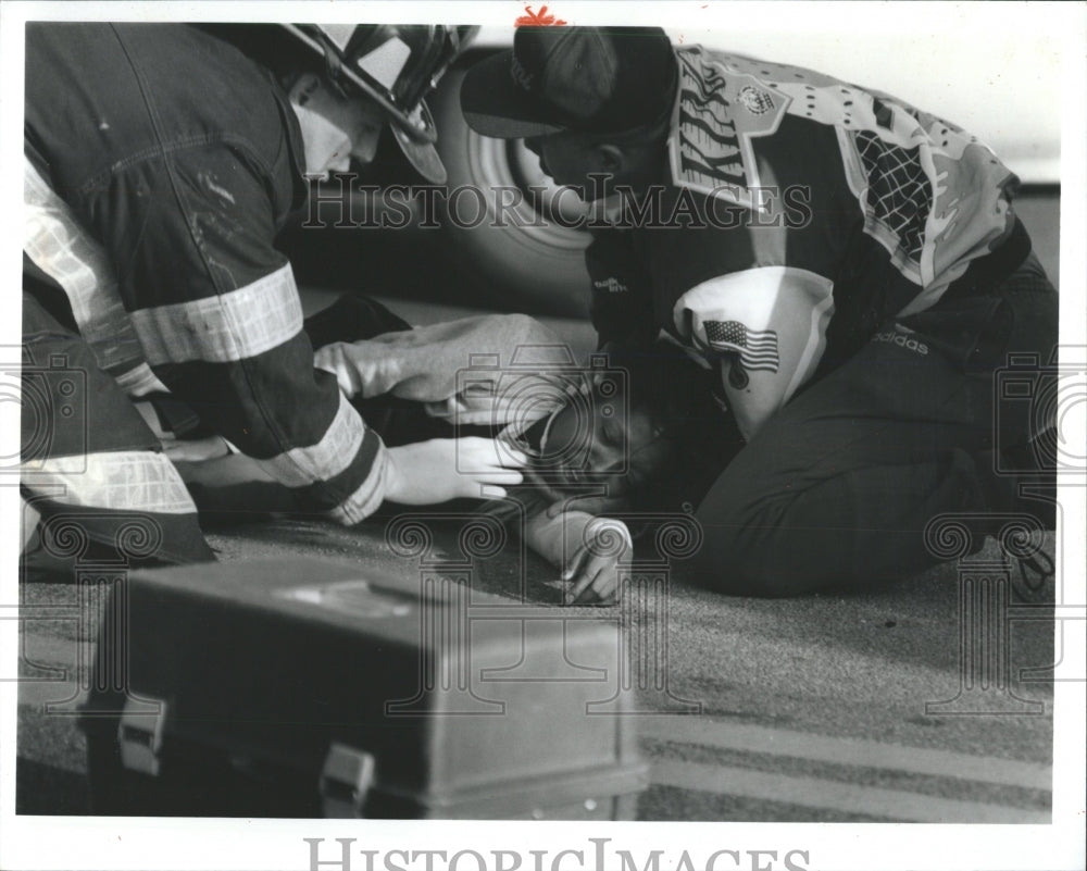 1992 Press Photo Diane Hamilton Rescuers Accident Chi - RRW54755 - Historic Images