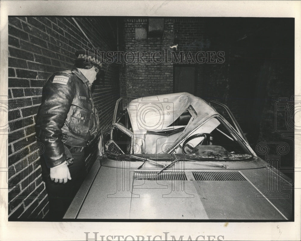 1981 Press Photo policeman views crushed car Engelman - RRW54765 - Historic Images