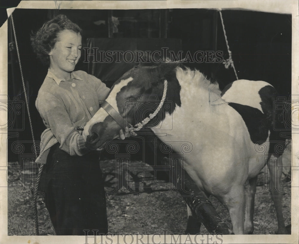 1950 Press Photo Shella Mahoney Kenilworth Ave Animals - RRW54783 - Historic Images