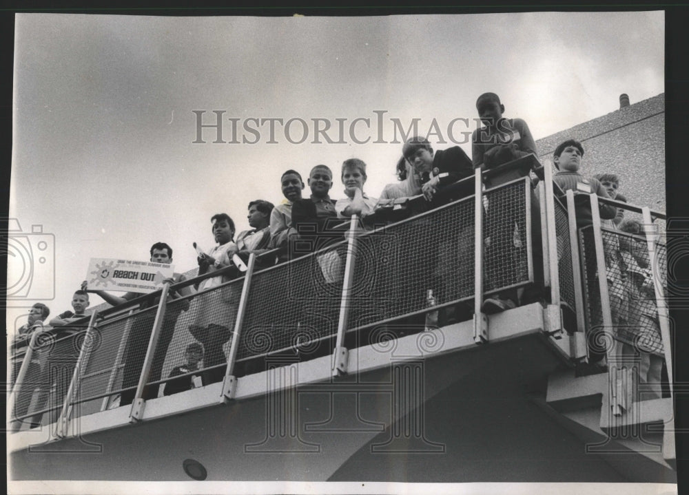 1968 Press Photo Reach Out Air Lift Meigs Field - RRW54797 - Historic Images