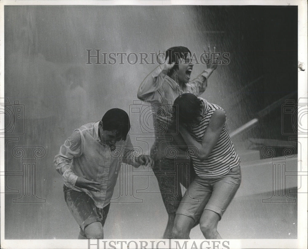 1969 Press Photo Reach Out Program youngstars cool off - RRW54799 - Historic Images