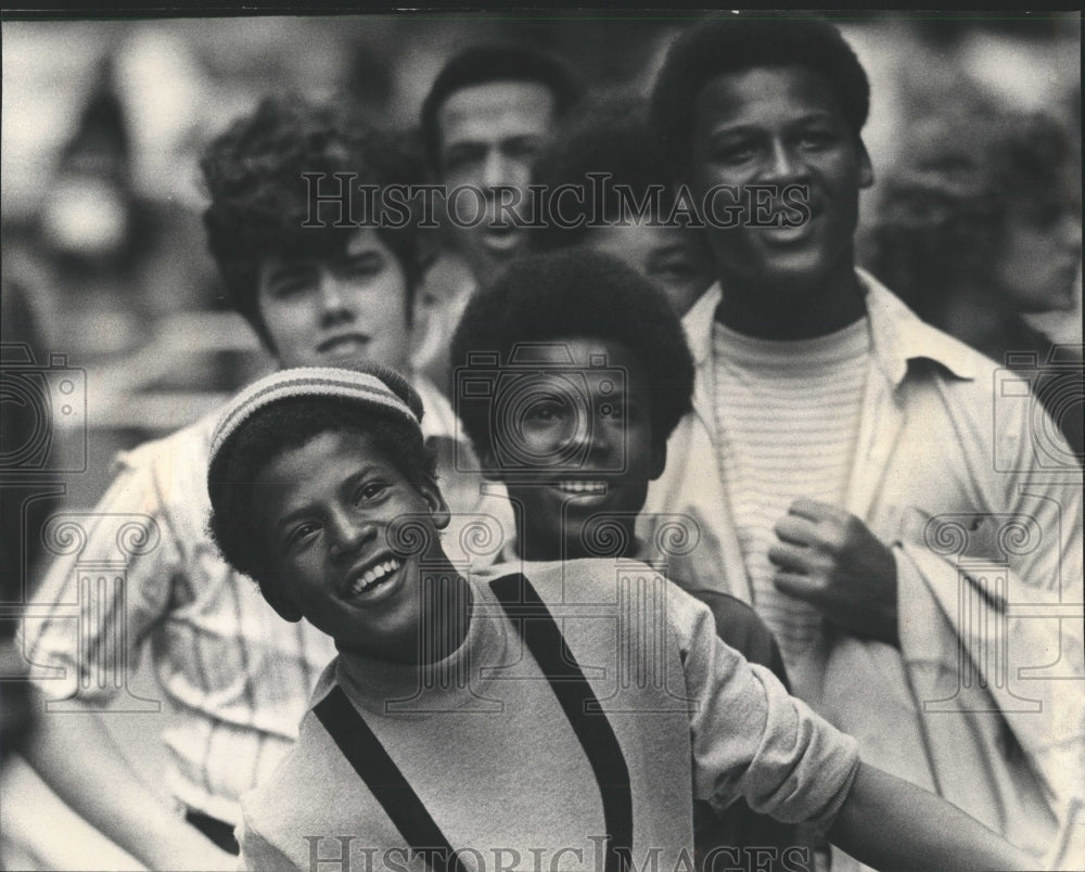 1972 Press Photo Young Chicagoans Reach Out Demonstrate - RRW54833 - Historic Images