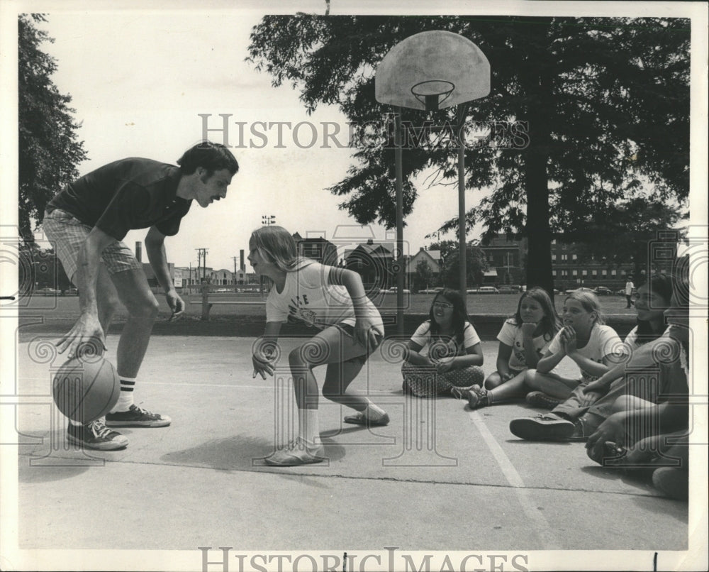 1975 Press Photo Outdoor basketball Mayor Daley - RRW54937 - Historic Images