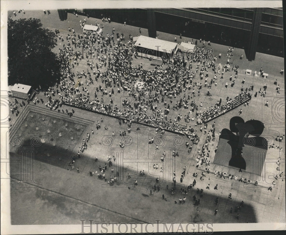 1971 Press Photo Group people Civic Center Plaza - RRW54943 - Historic Images