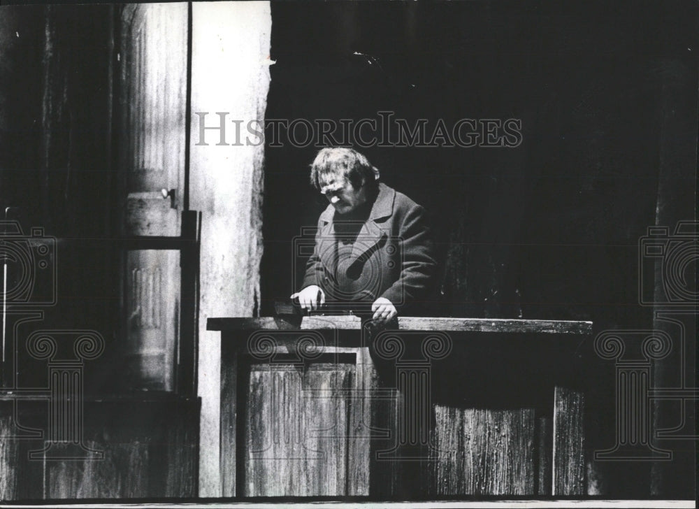 1977 Press Photo Facing coroner&#39;s inquest Peter Grimes - RRW54983 - Historic Images