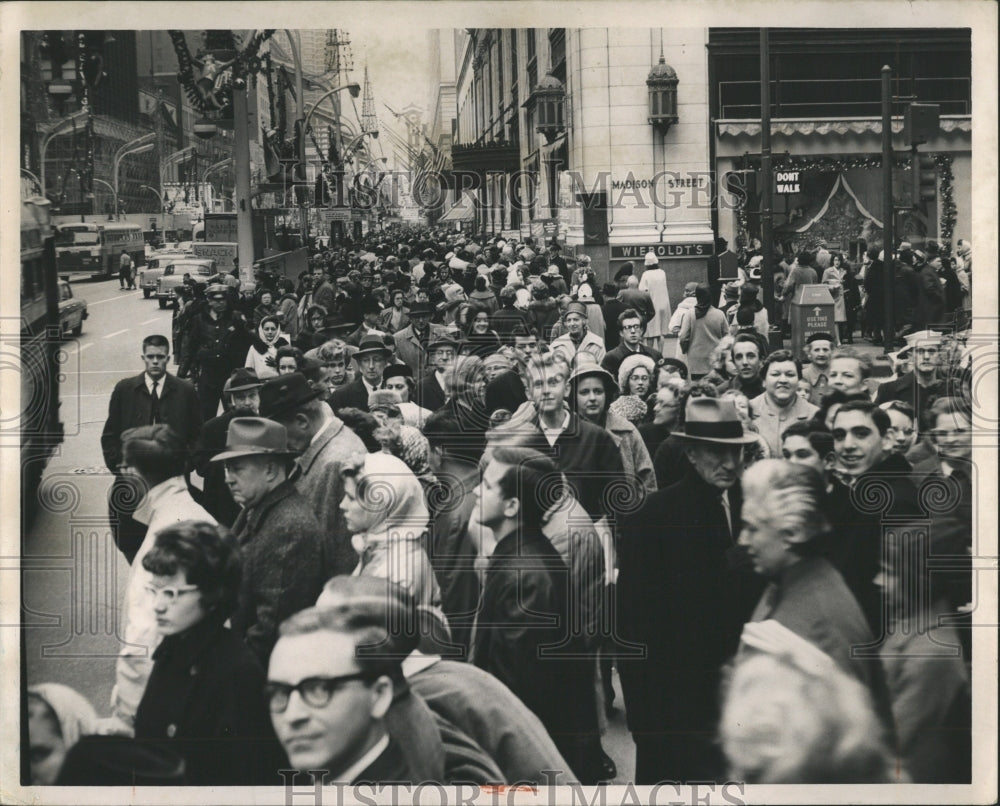 1962 Press Photo Christmas Shoppers Vanguard Chicago - RRW55055 - Historic Images