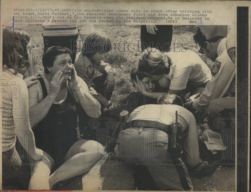 1977 Press Photo Truck Woman Shock Sit Strike - RRW55079 - Historic Images