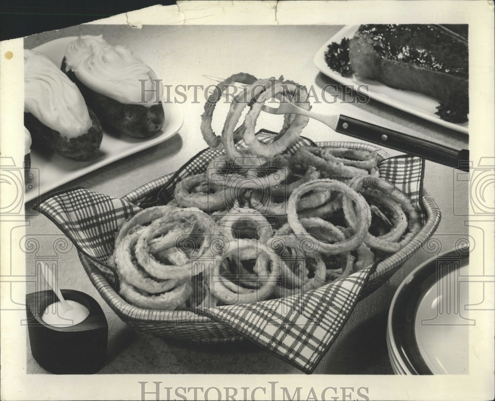 1960 Press Photo Spanish Onion Rings Dishes Food - RRW55111 - Historic Images