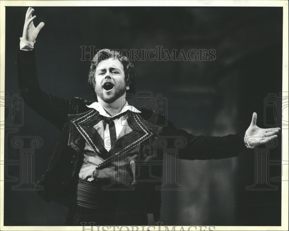 1984 Press Photo Patrick Raftery sings Barber Seville - RRW55117 - Historic Images